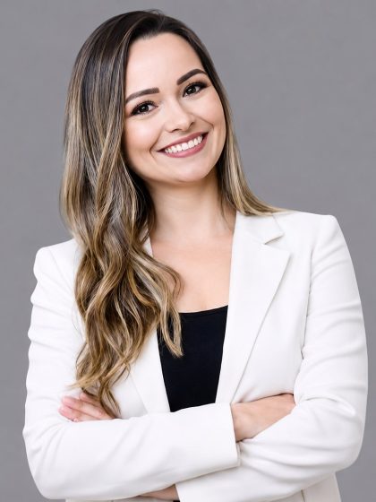 Luciana Muniz, psicóloga, de blazer branco