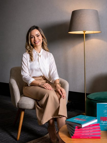 Luciana Muniz sentada em poltrona no consultório