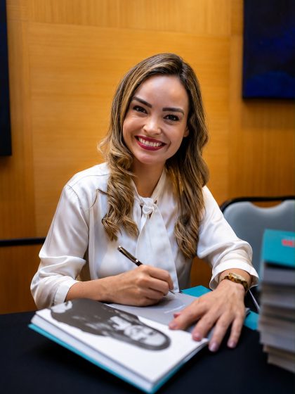 Luciana Muniz trabalhando em sua mesa de atendimento