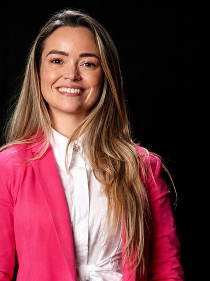 Luciana Muniz, psicóloga, de blazer rosa